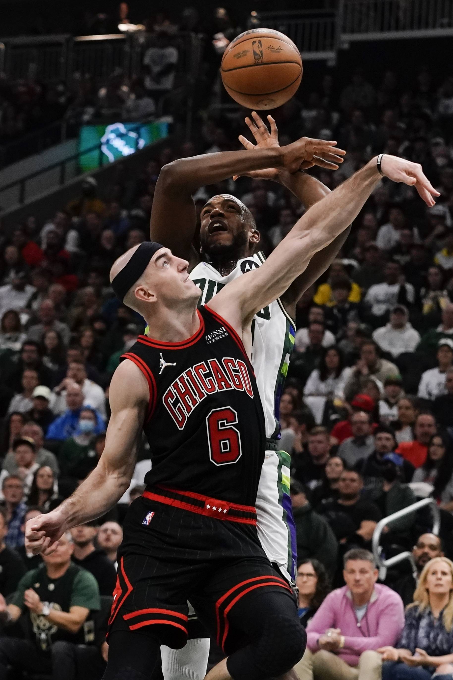 九游娱乐 -芝加哥公牛迎NBA季后赛关键赛,今夜战术微调,赛场秩序良好,赛程密集仍需轮换的简单介绍